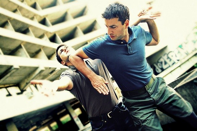photo de 2 hommes pratiquants le krav maga