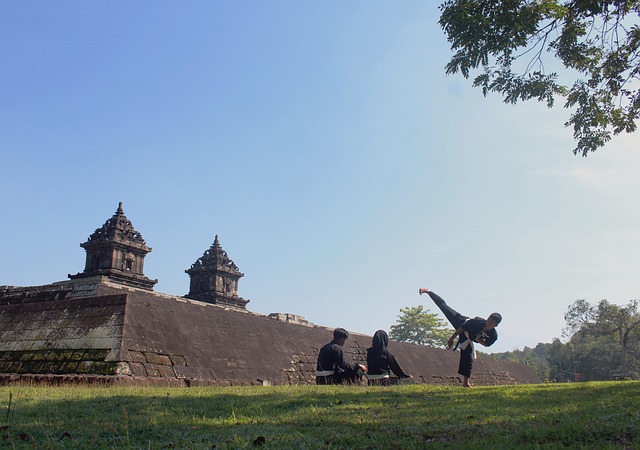 photo de 3 indonésiens pratiquants le penchak silat